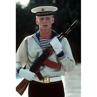 Моряк моряка видит