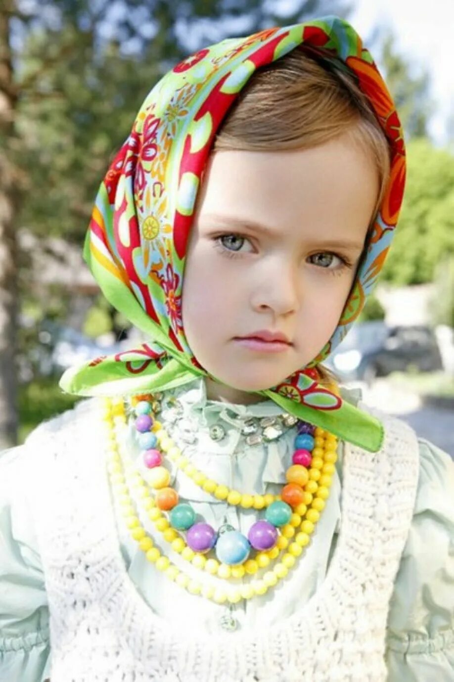 Маленькие русские красавицы. Девочка в платке. Платок на голову для девочки. Самая красивая девочка в платке. Ребенок в платке.