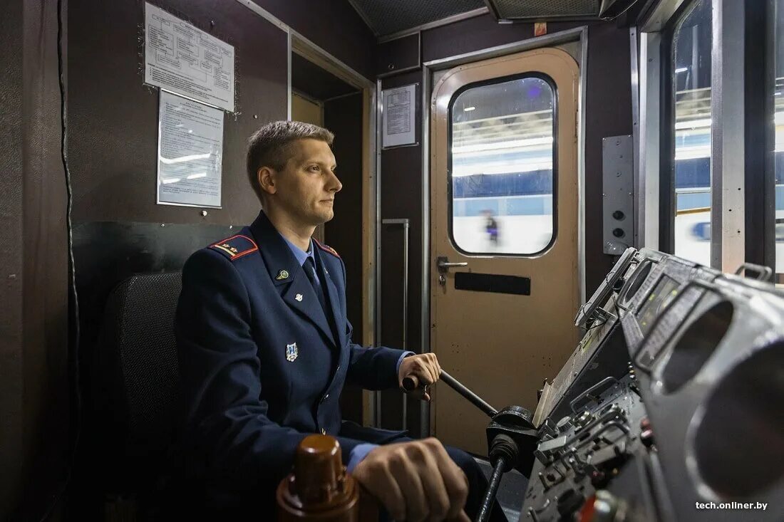 Машинисты метрополитена работа. Павел клевцов машинист электропоезда. форма машинист метрополитена машинист. машинист поезда метрополитена. александр аксененко машинист метро.