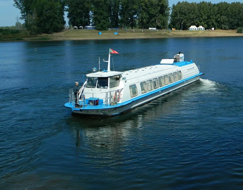 Перевозка пассажиров водным транспортом. Речной транспорт. Перевозка пассажиров речным транспортом. Теплоход коломна-1. Судоходство по реке волге.