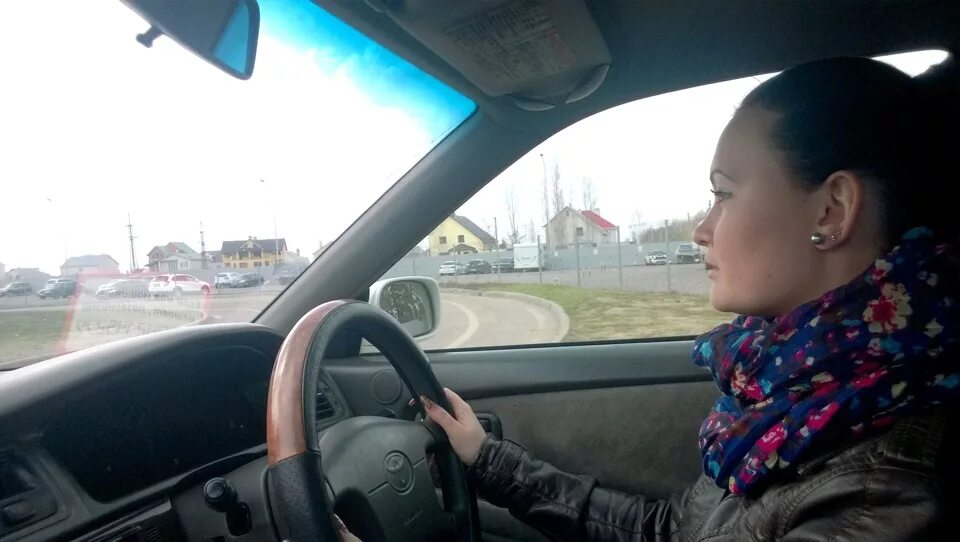 Девушка ищет водителя. Женщина ищет водителя без опыта частные объявления. Богатая женщина ищет водителя личного. Женщина водитель такси. Женщина ищет водителя без опыта частные объявления.