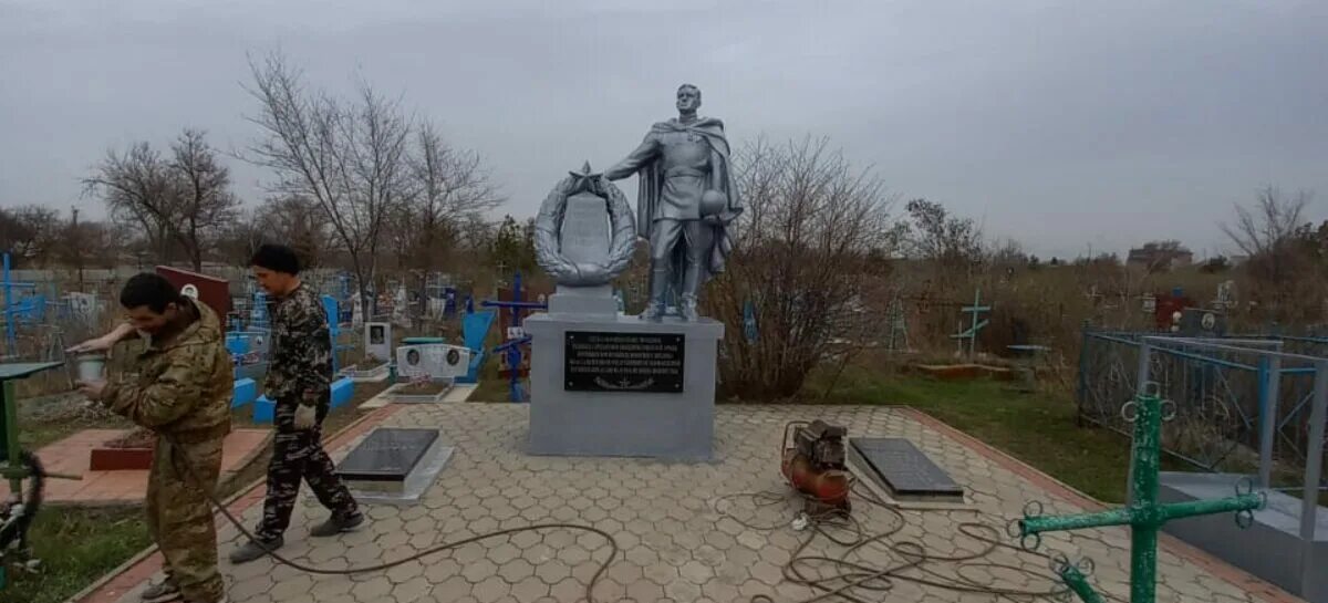 В сальске нашли. Памятники ко Дню Победы. Памятник Сальск изготовления памятника. Памятник ко Дню Победы Шарыпово. Статуя Великой Победы.