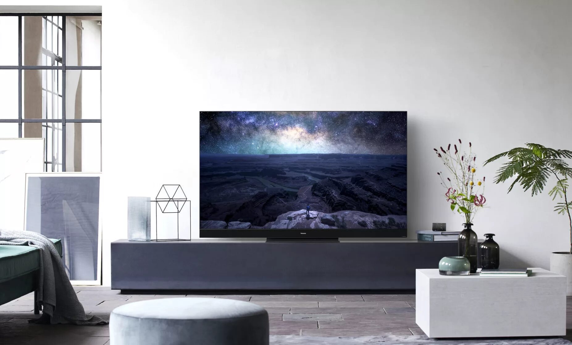 Какие хорошие телевизоры в 2023 году. Panasonic 2023. Panasonic hz2000. ТВ Panasonic 2023. LG 2023 TV.