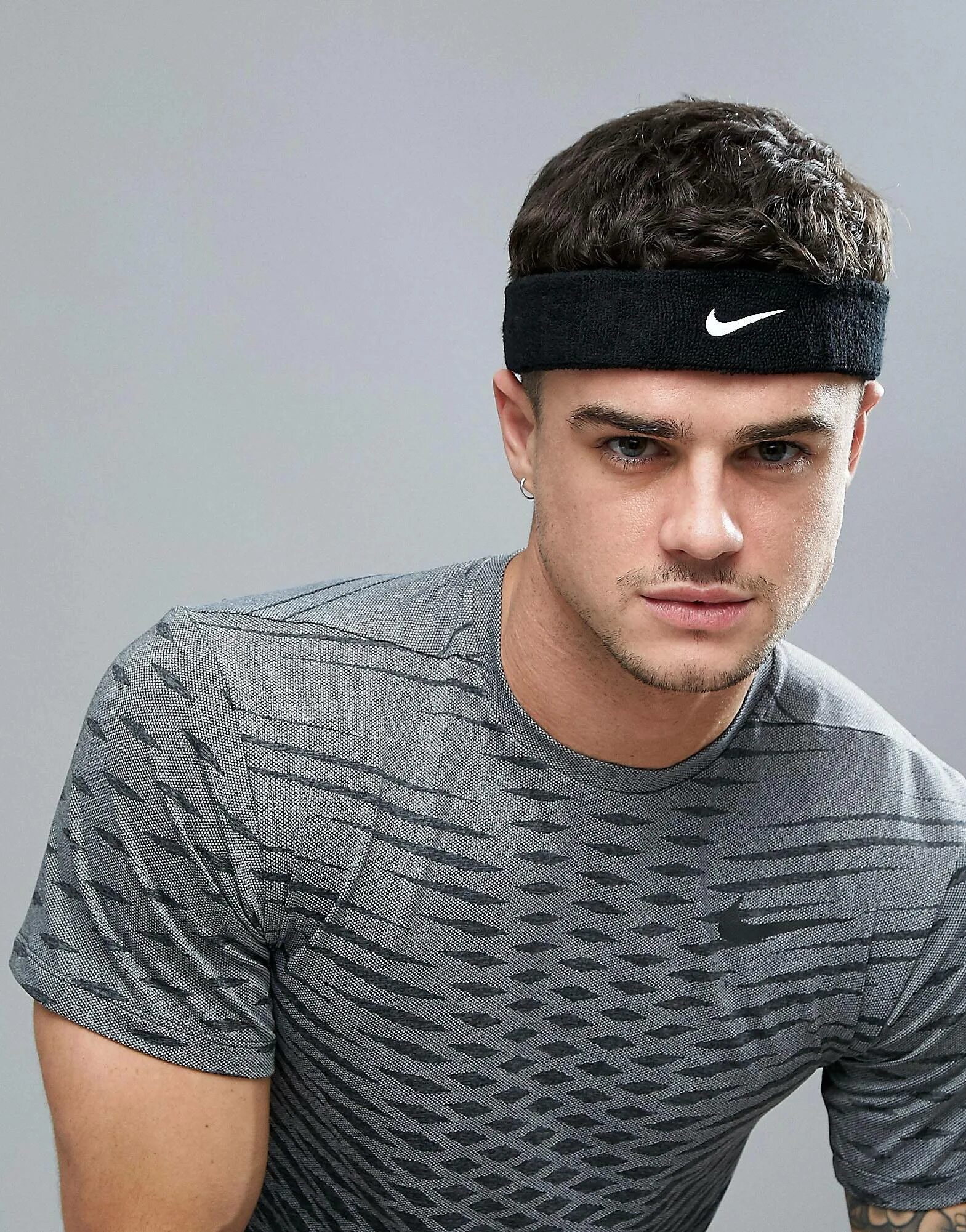 Найк на голову. На голову Nike Swoosh Headband. Повязка на голову Nike черная. Повязка на голову для мужчин. Повязка на лоб.