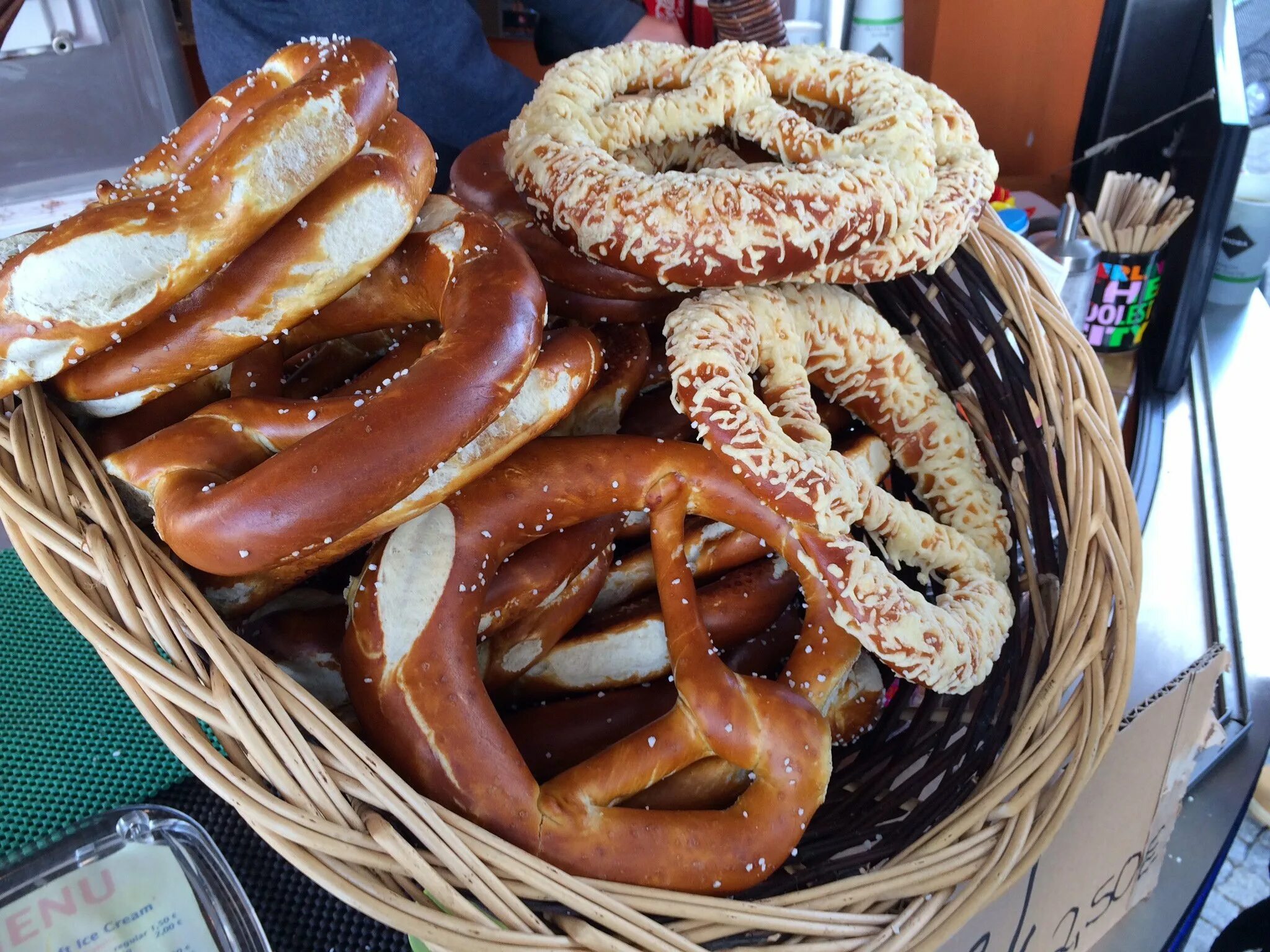 Pretzel Brezel. Национальная кухня Германии брецель. Турецкий брецель. Люксембургский брецель