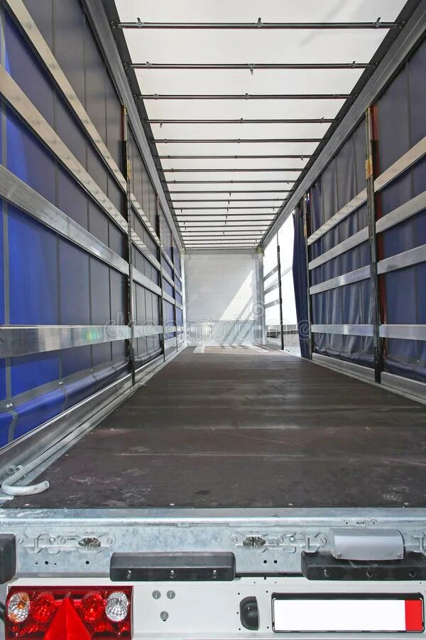 Пустые фуры. Пустой грузовой автомобиль. Пустой грузовик. Фура с грузом. Газель некст с изотермическим кузовом.