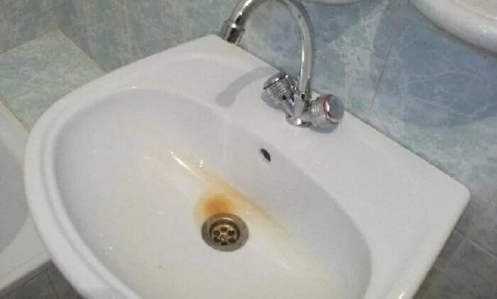 Откручиваем раковину грязь. Раковина убрать. Чем можно отмыть керамическую раковину от налета. Скол на раковине керамической. Чистка раковины из искусственного камня.