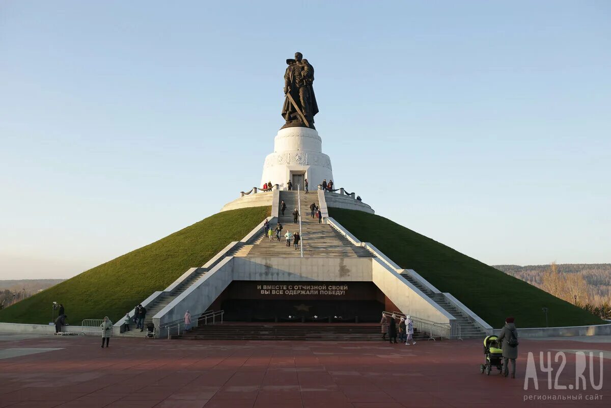 Мемориалы в кемерово. Памятник героям в кемерово. Памятник воину освободителю в кемерово. Памятник герою освободителю в кемерово. Мемориал в кемерово.