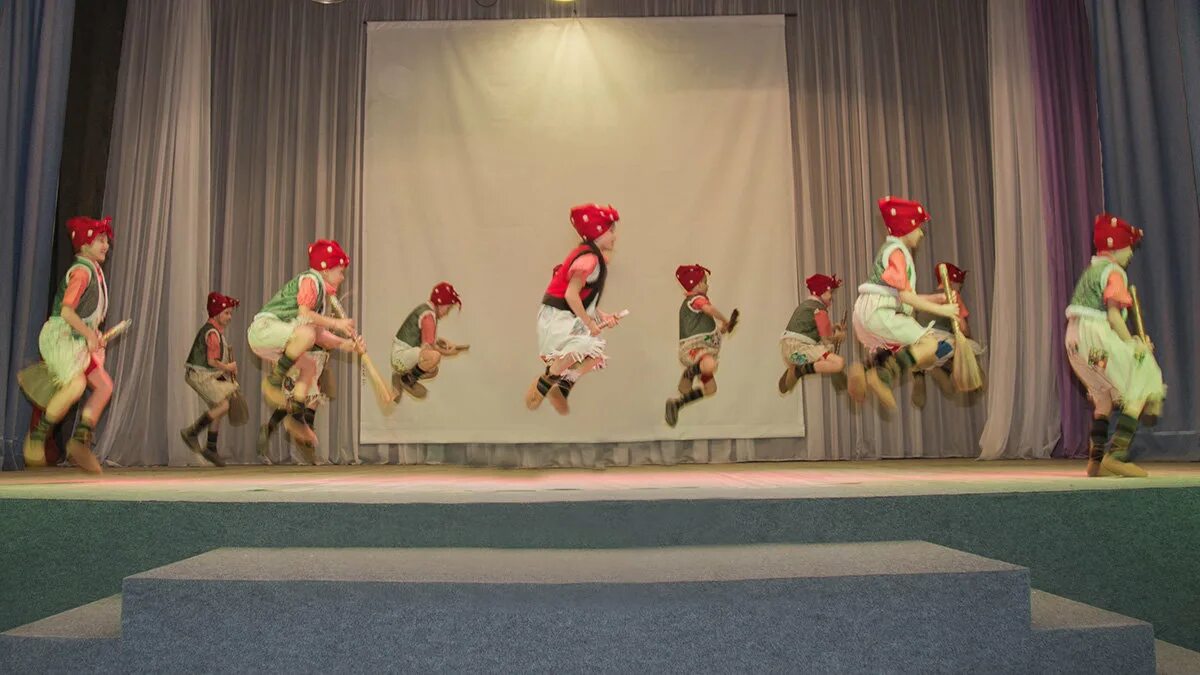 танец бабки ежки. танец бабки ежки на новый год современный. танец бабок ежек танец. танец бабка ежка. танец бабок ежек.