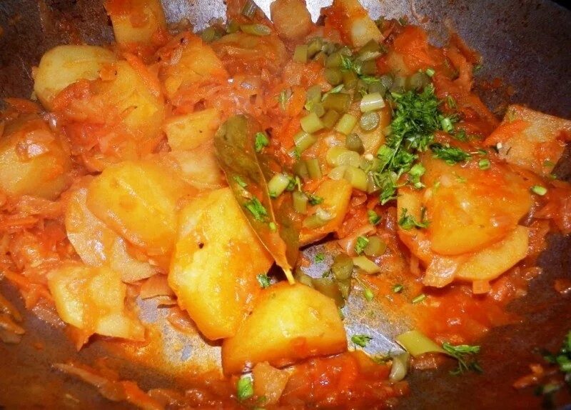 Бигус с картошкой и капустой. Тушёная капуста с картошкой. Бигус из свежей капусты с картошкой. Бигус из свежей капусты с мясом и картошкой. Тушеная картошка с квашеной капустой и мясом