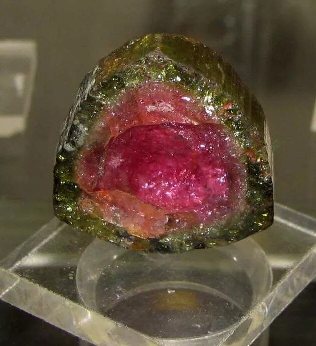 Розово зеленый камень. Арбузный турмалин камень. Арбузный турмалин Кристалл. Арбузный полихромный турмалин. САМОЦВЕТ Арбузный турмалин.