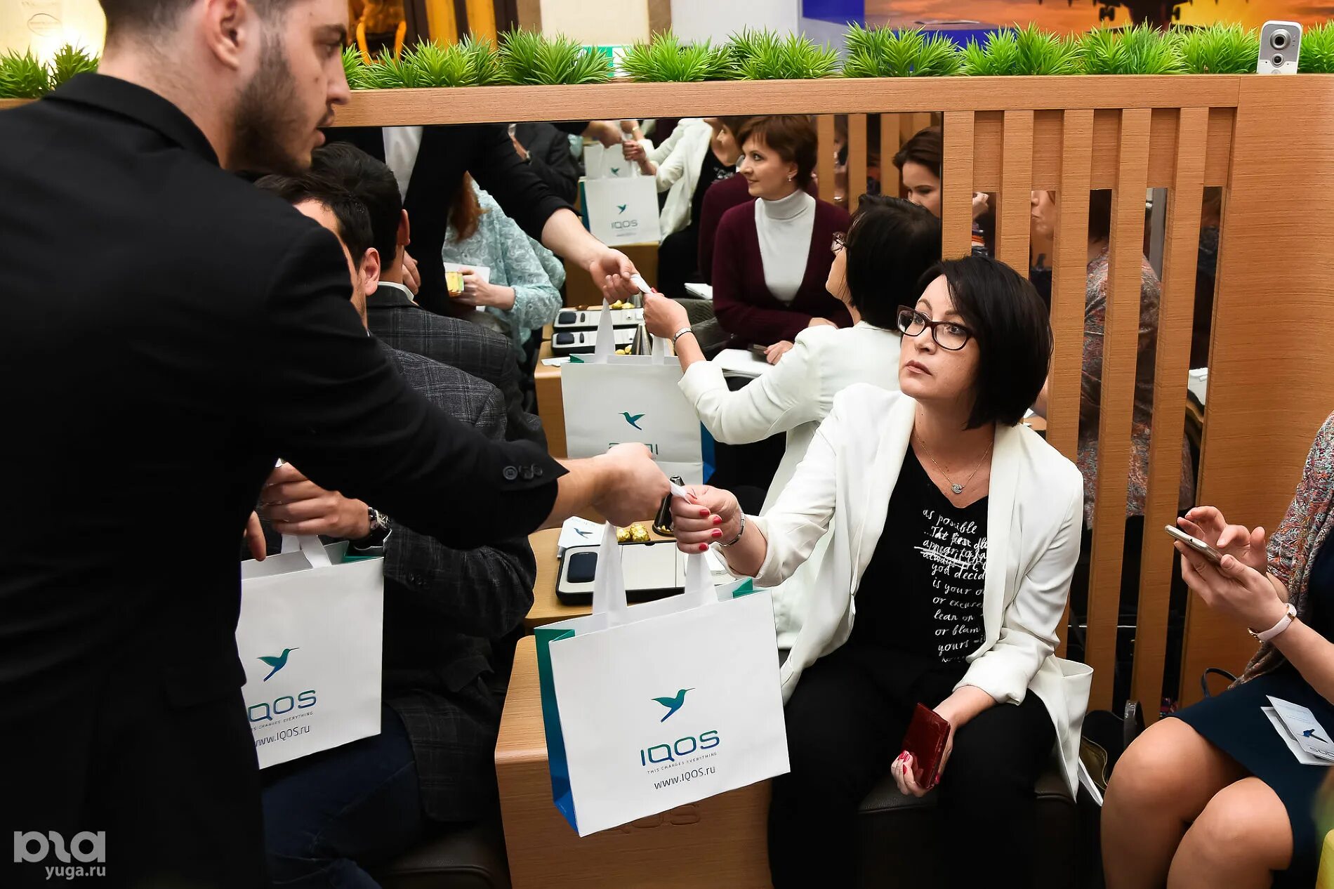 Iqos авеню юго-западная. стойка айкос q partner. айкос рядом со мной москва. бутик iqos атриум. айкос иваново.