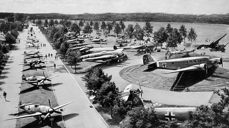 Выставка трофейного вооружения в парке горького 1943. Выставка трофейного вооружения в парке горького 1943 г. Выставка трофейной техники в москве 1943. Выставка трофейного оружия в парке горького. Выставка трофейной техники в парке горького в 1943 году.