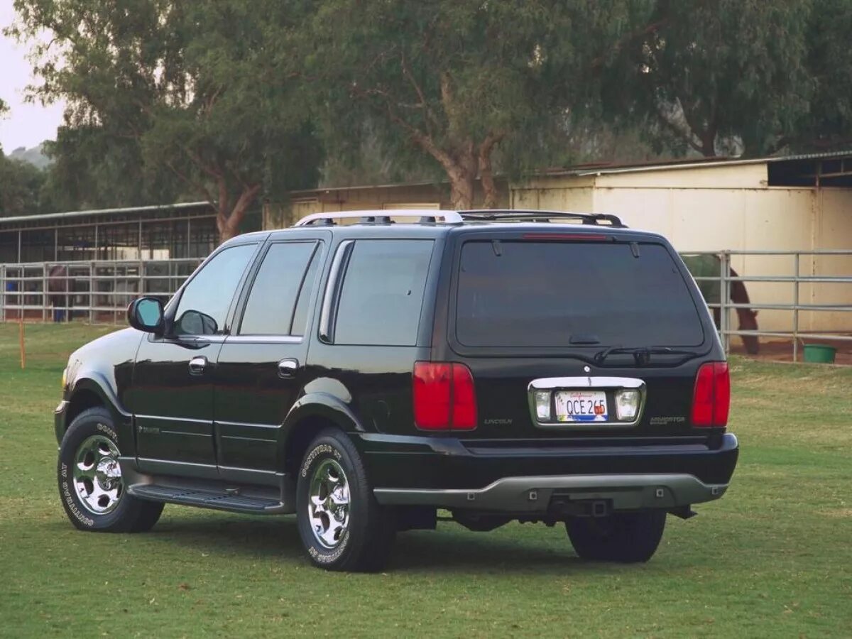 Lincoln navigator 1998. 4 2000. Lincoln navigator 1997. Линкольн навигатор 1998. Линкольн навигатор 1 поколения.