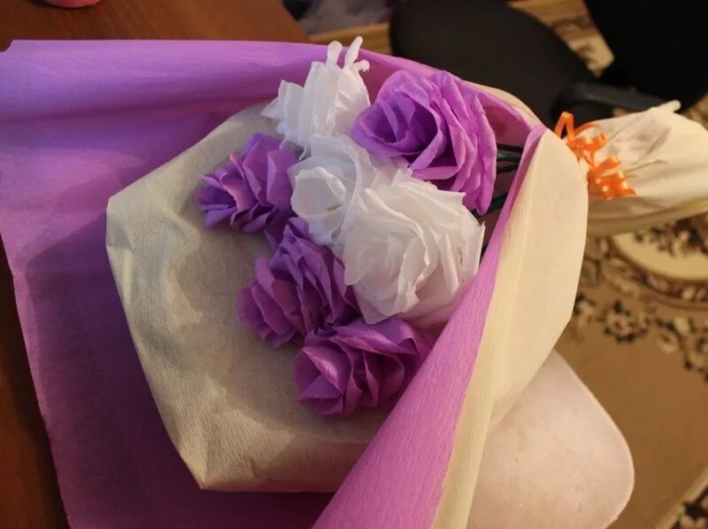 Упаковать сковороду в подарочную бумагу. Упаковка букетов из чая. Упаковать сковородку. Полисилк бант. Необычные подарки на 8 марта.