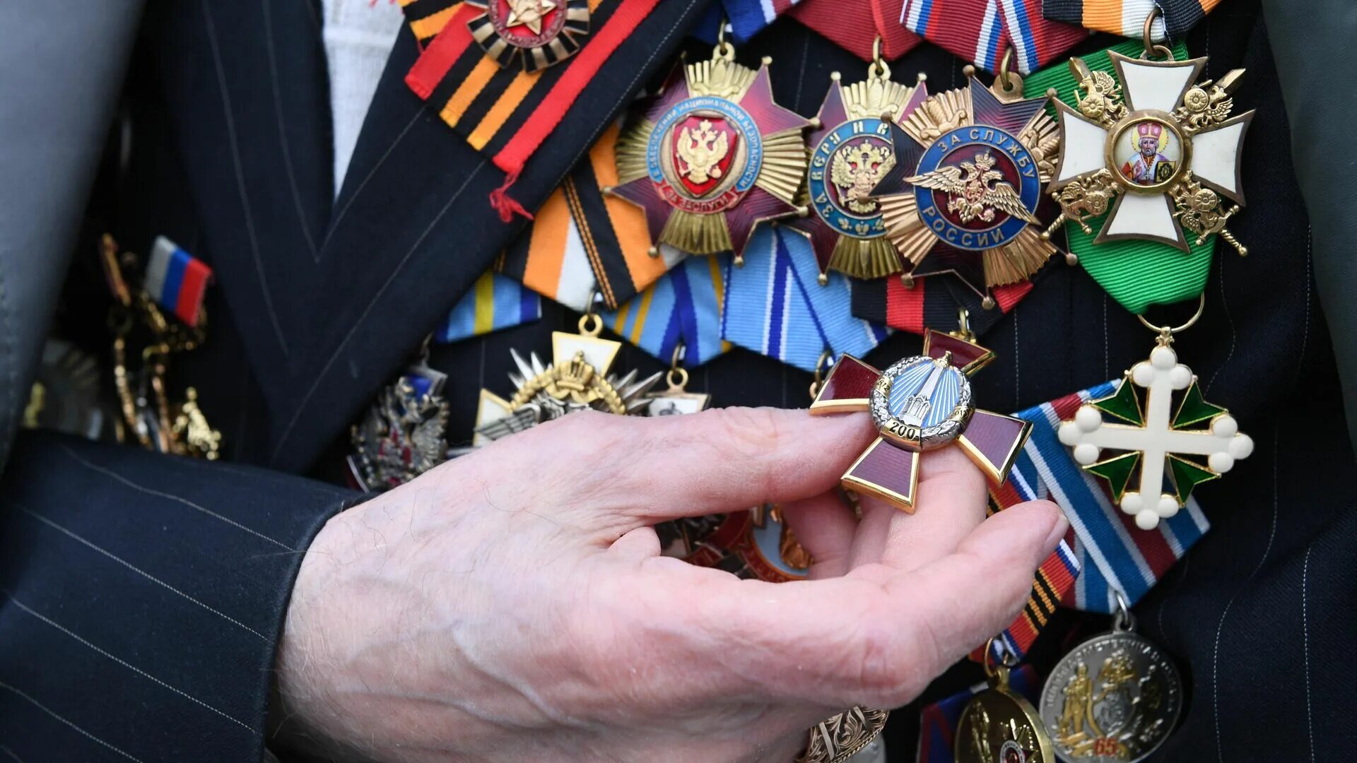 Ветеран с медалями. Медаль фронтовик. 9 Мая ветераны. Выплаты ветеранам.