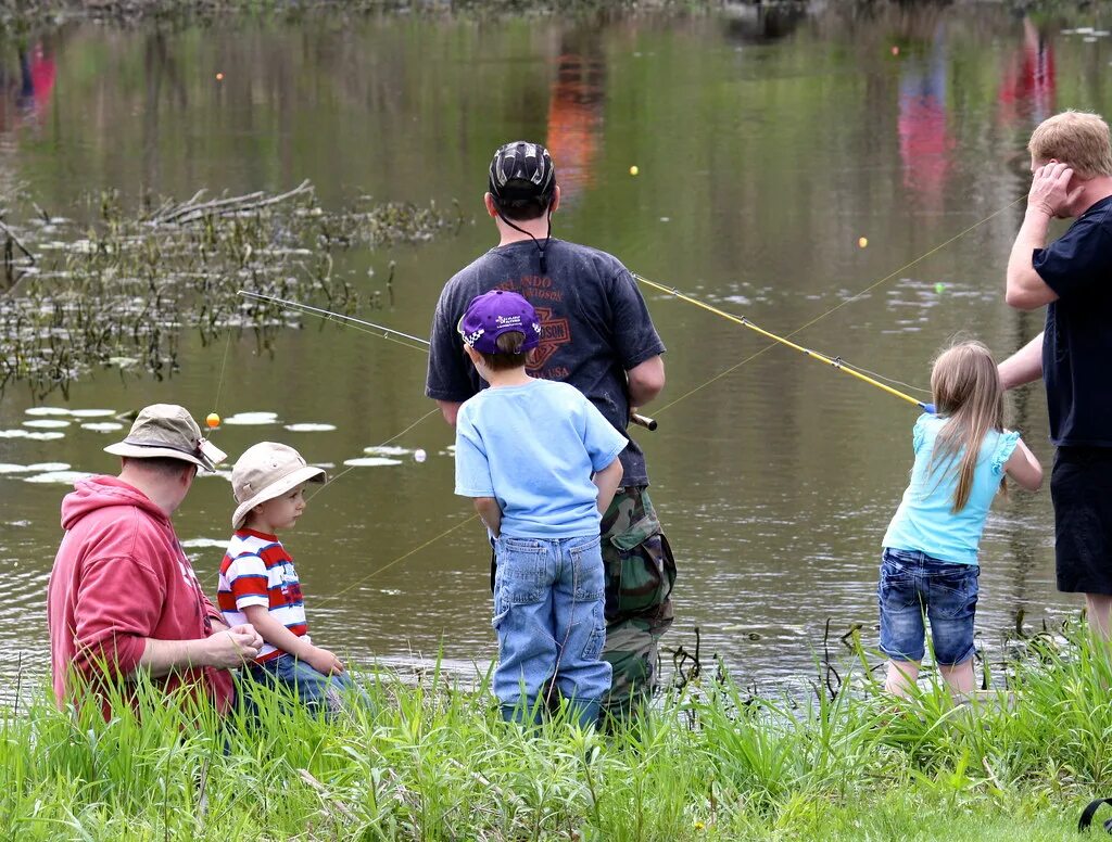 Go fishing. Семья на рыбалке. Дети на рыбалке. Дети ловят рыбу. Дети на рыбалке летом.