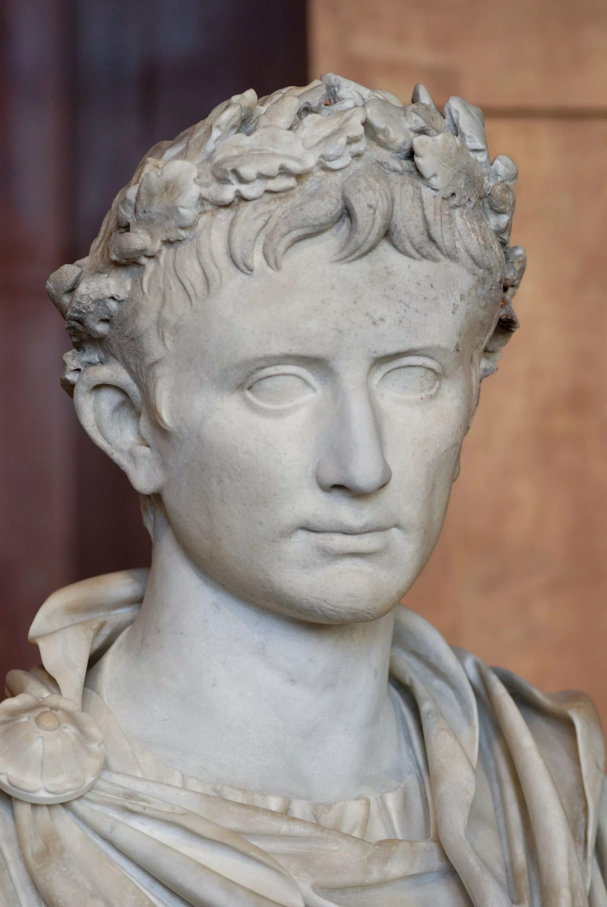 Октавиан август римский. Октавиан август Римский Император. Римский скульптурный портрет Император август. Октавиан август бюст.