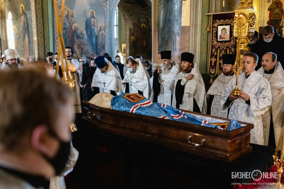 Погребение феофана. Митрополит феофан ашурков могила. могила митрополита феофана. митрополит феофан ашурков в гробу. митрополит феофан могила.