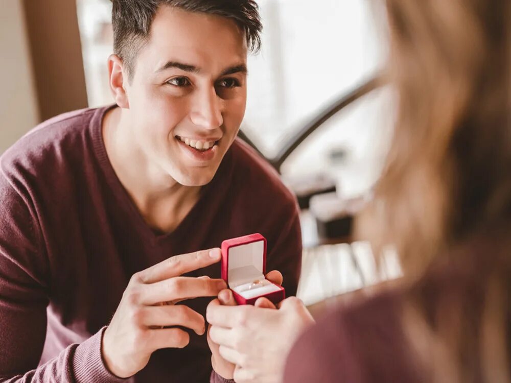 парень делает приложение. парень делает приложение. фигура программиста мужчины фото. предложение девушке. предложение руки и сердца девушке.