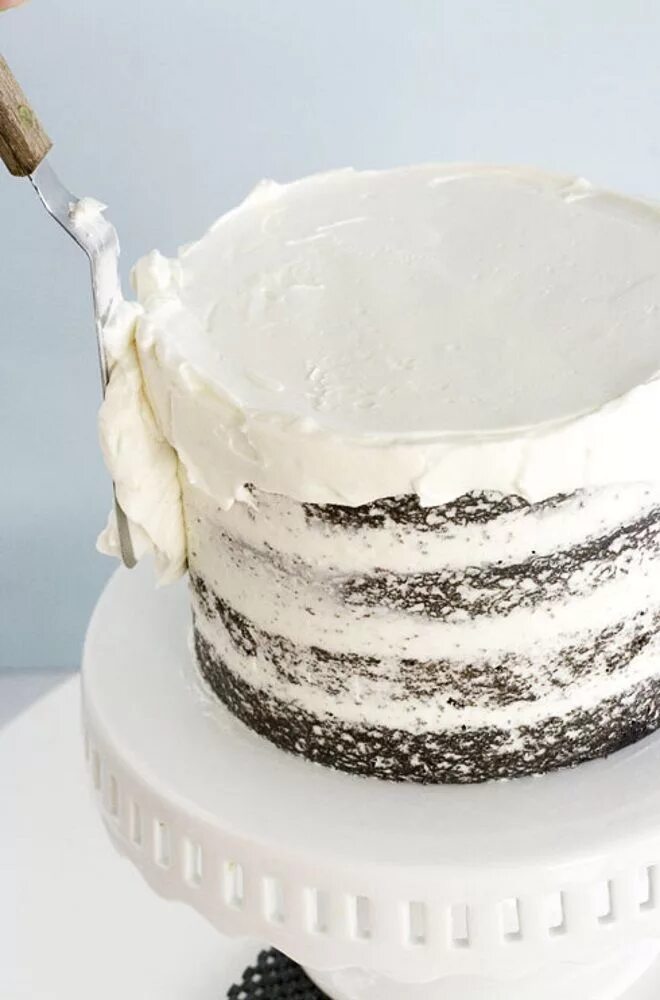 Как сделать правильный крем для торта. Выравние торта кремом чиз. Торт выровненный кремом. Крем для покрытия торта. Торт покрытый кремом.