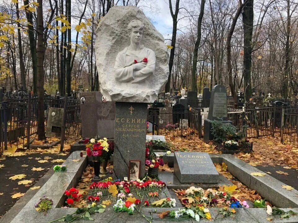 Могила сергея есенина. Ваганьковское кладбище есенин. Ваганьковское кладбище есенин. Ваганьковском кладбище в москве есенин. Есенин похоронен на ваганьковском.