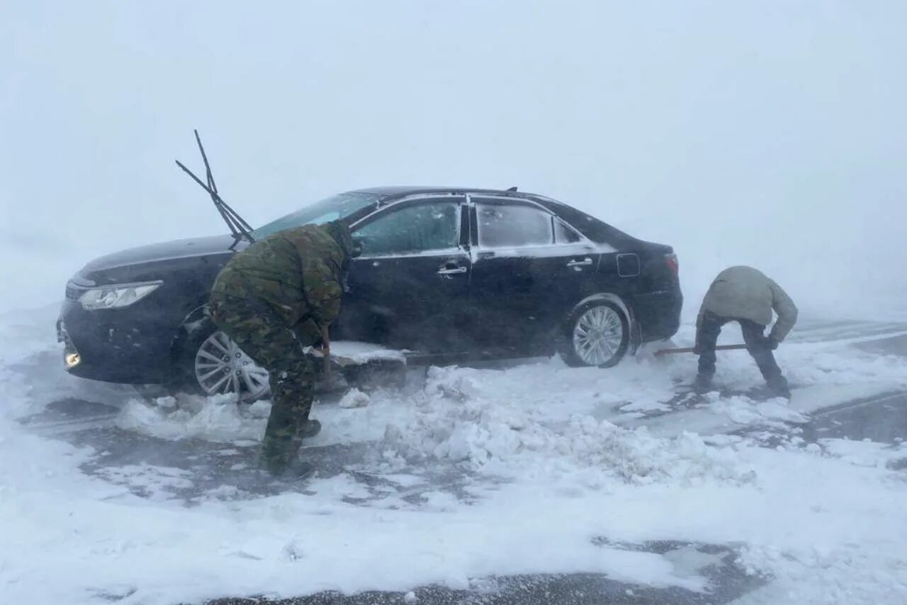 Какие дороги закрыли в казахстане. Ситуация на дорогах Казахстан. Обстановка на дорогах Казахстана. Ситуация на дороге. В Снежном плену.