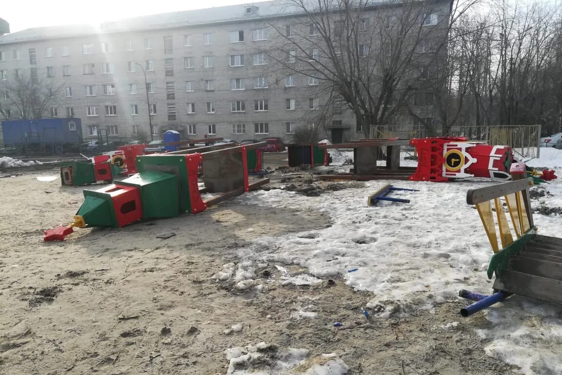 снос детских площадок. пенсионеры на детской площадке. разрушенная детская площадка. разрушенная детская площадка. сносят детскую площадку.