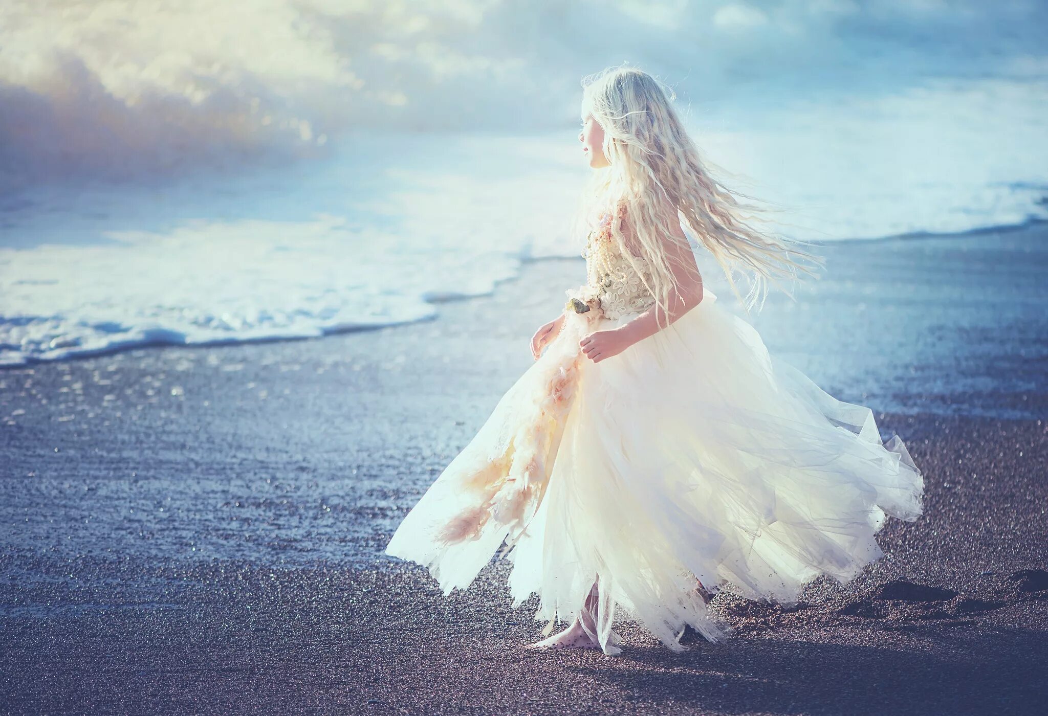 Блондинка в платье. Блондинка в белом платье. Девушка в платье на берегу моря. Блондинка в платье океан.