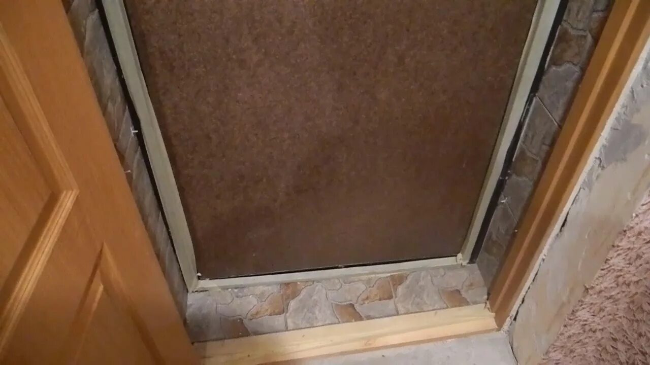 Интерьер коридора в частном доме. Французские окна в интерьере. Широкая дверь в гостиную. Прихожая комната. Откосы проема входной двери.