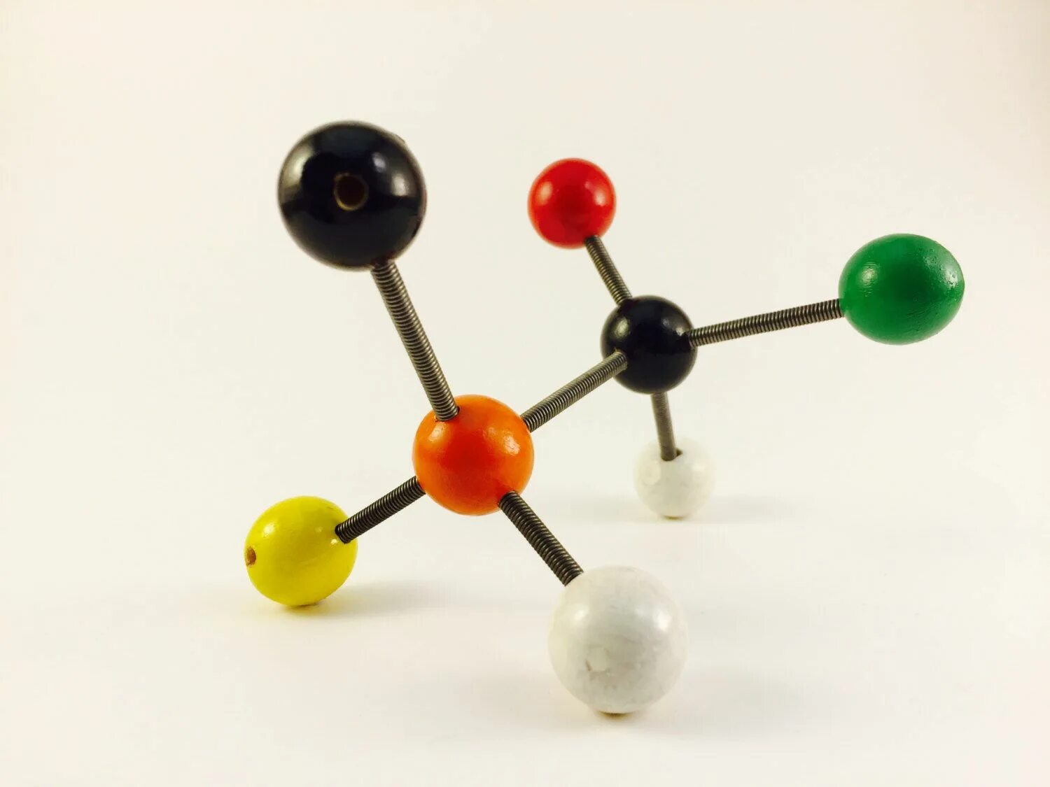 Модели молекул отражают характерные особенности реальных объектов. Изобутан шаростержневая модель. Макет молекулы. Модель молекулы. Объемные модели молекул.