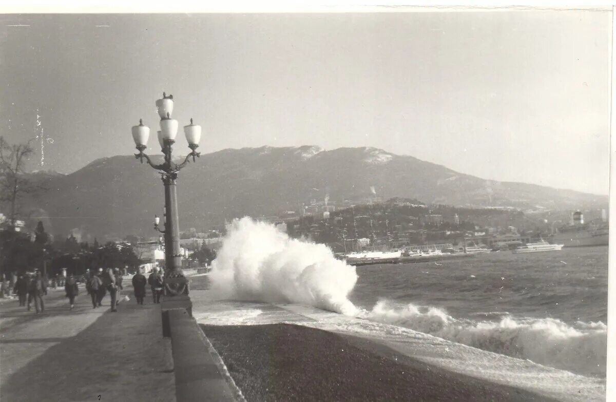 Ялта шторм 1969. Ялта 1969 год. Шторм 1969 года в Ялте. Ялта 1969 пляж.