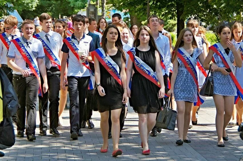 Школьники выпускники. Школьный выпускной. Выпускной школьников. Выпускники 11 класса. Последний звонок школьники.