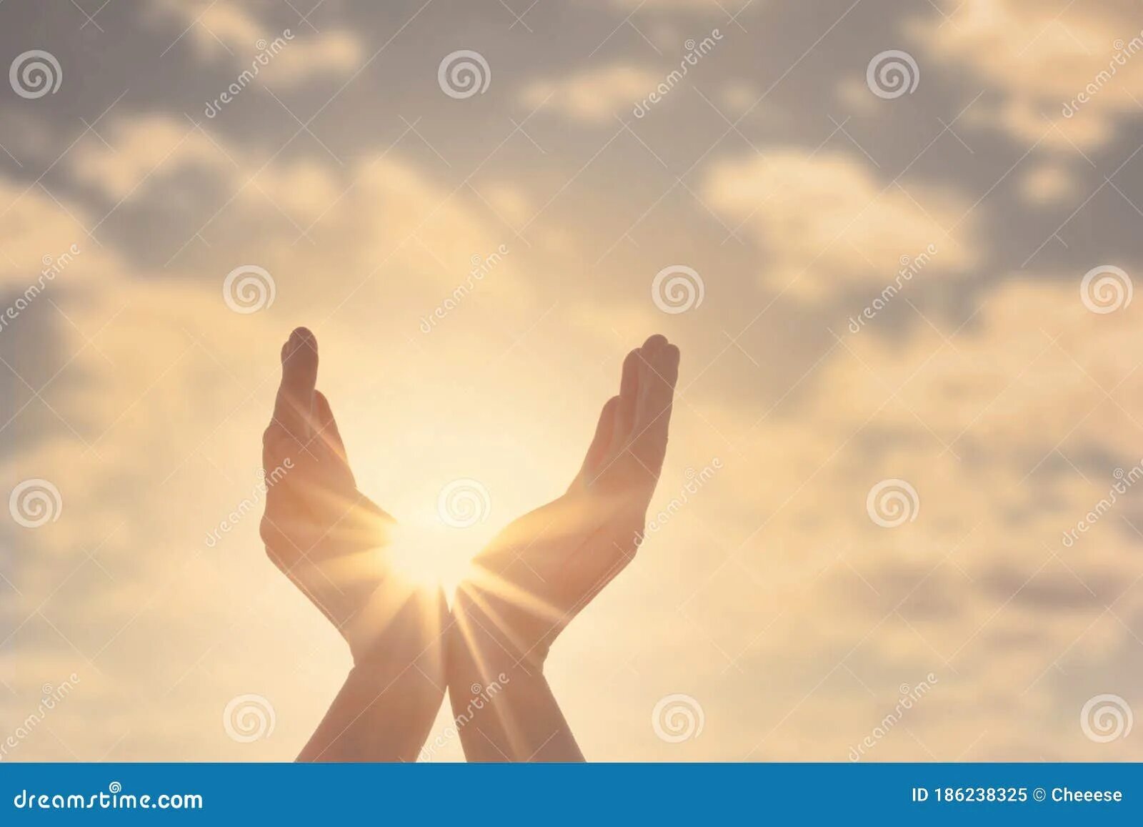 Солнце в руках. Руки держат солнце. Женские руки и солнце Графика. Прикрывается рукой от солнца.