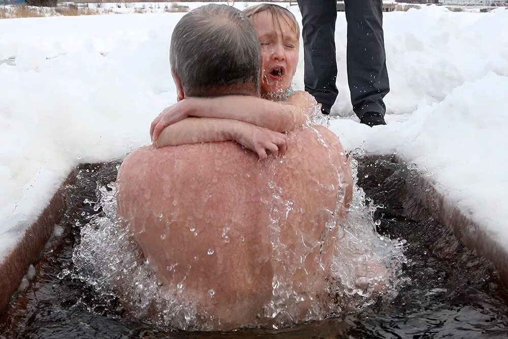 Купание в источнике зимой. О крещенской воде. Крещение Иордань. Купание в крещенские Морозы. Крещенская вода прорубь.