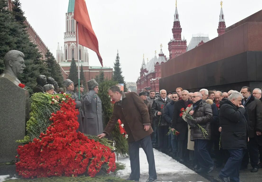 День рождения сталина. Сталин похоронен в кремлевской. Захоронение Сталина у кремлевской стены. Могила Сталина у кремлевской стены. Могила Сталина у кремлевской стены 2020.