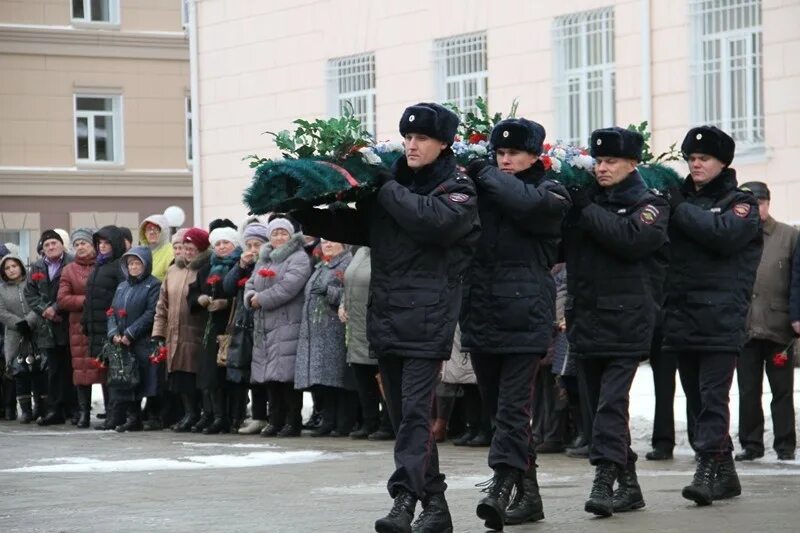 При исполнение сотрудник полиции. Сотрудники полиции барнаул. сотрудники мвд барнаул. день память погибших сотрудников мвд алтайский край. сотрудник полиции при исполнении.
