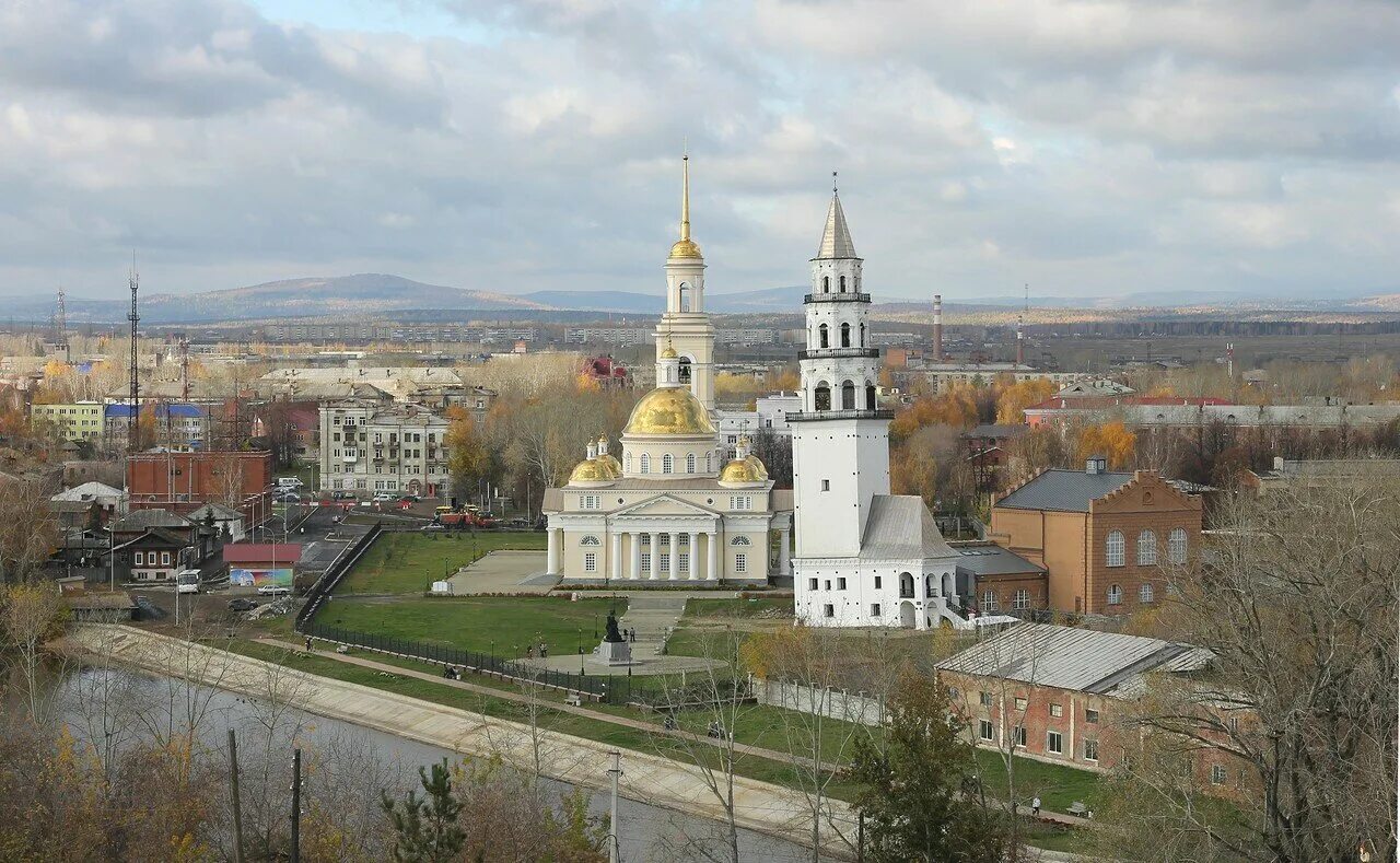 Невьянская башня в свердловской области. Невьянская башня в свердловской области. Памятник у невьянской башни. Наклонная башня демидовых в невьянске. Город работ невьянск.