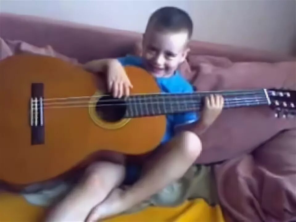 Маленький музыкант. Девочка с гитарой. Маленький мальчик куба. Гитара фото. Песня мальчик мальчик танцуй танцуй.