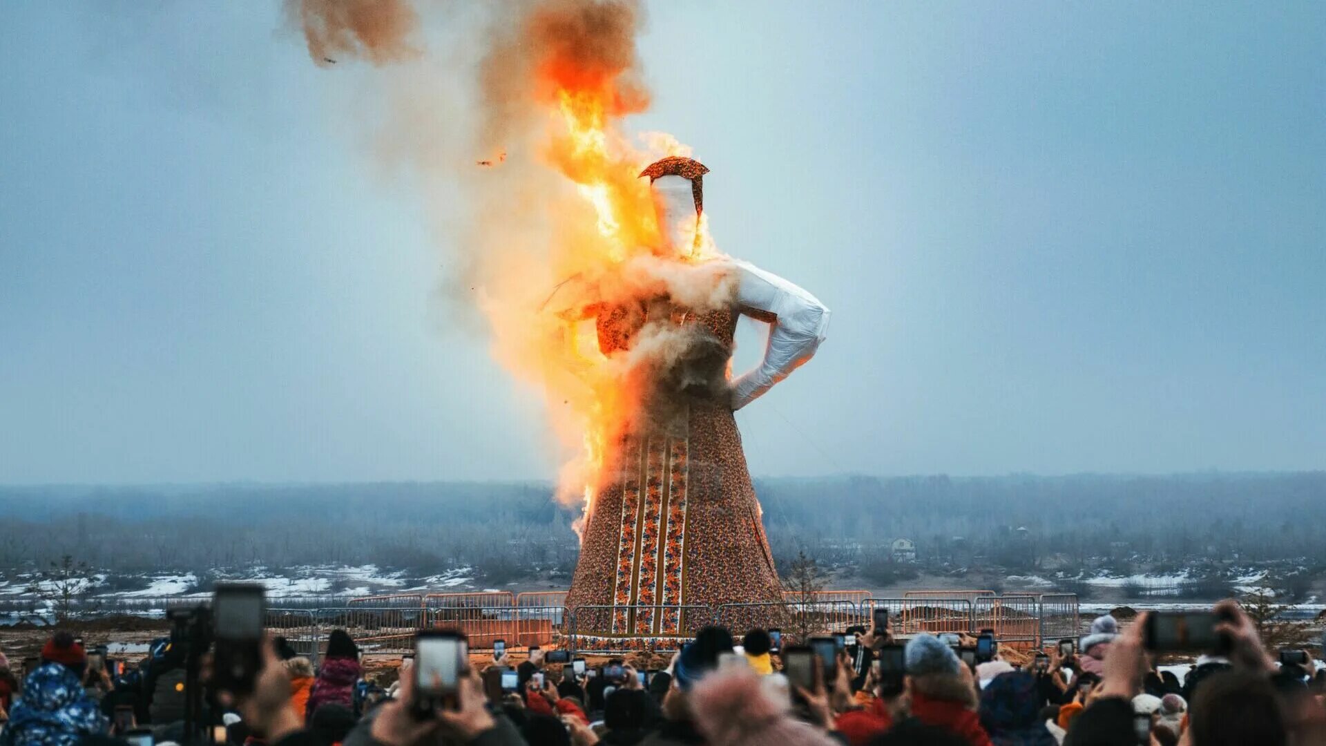 Сжигание масленицы тюмень. Сожжение Масленицы Волгоград. Масленица в Волгограде 2021 чучело. Чучело Масленицы в Волгограде 2023. Сожжение чучела на Масленицу в Волгограде в 2024г..