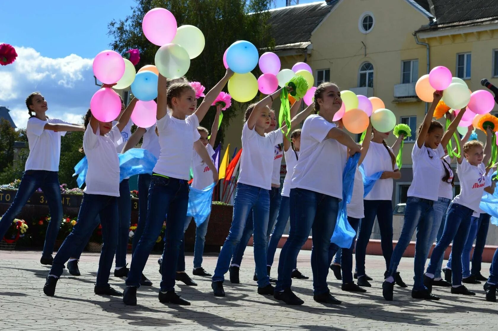 Подслушано людиново тудей контакты. Дом культуры Людиново. Город Людиново Калужской области население. Калужская область Людиново дом культуры. Летний лагерь Людиново.