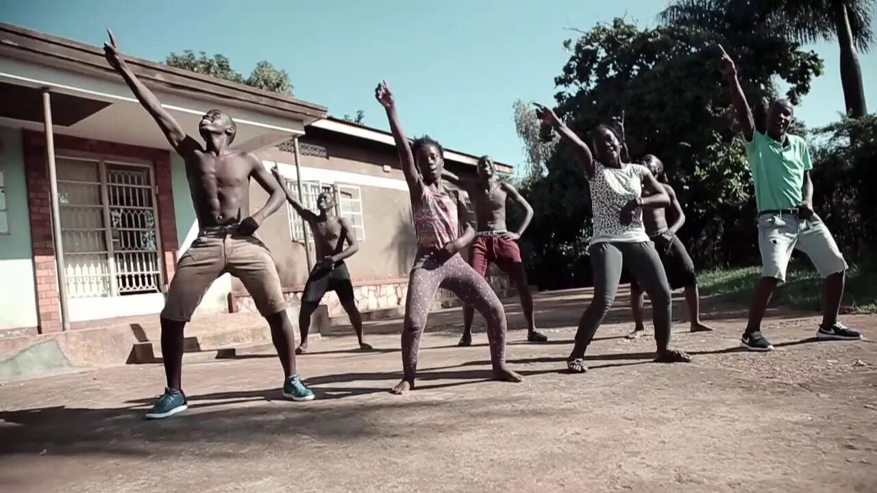 Клипы где негры танцуют. Танец негра. Негр танцует. Африканцы на улице танцуют. Негр танцует в гетто.