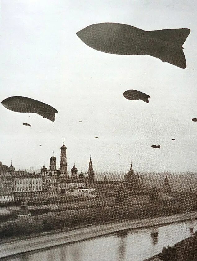Аэростат воздушного заграждения. Аэростаты в москве 1941. аэростаты в небе над москвой 1941. аэростаты заграждения в москве 1941. блокада ленинграда заградительные аэростаты.