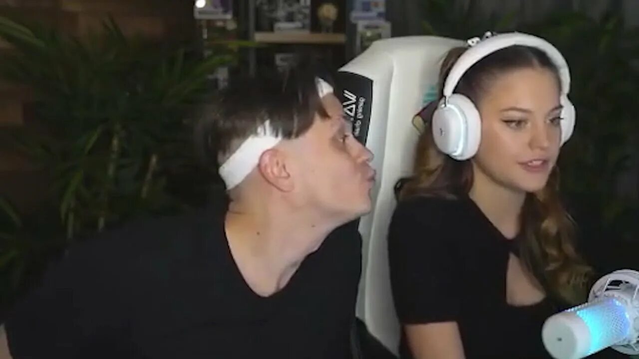 Диляра и бустер. Icloud бустера и дилары. Эппл айклауд. Поцелуй дилары и бустера. Icloud бустера и дилары.