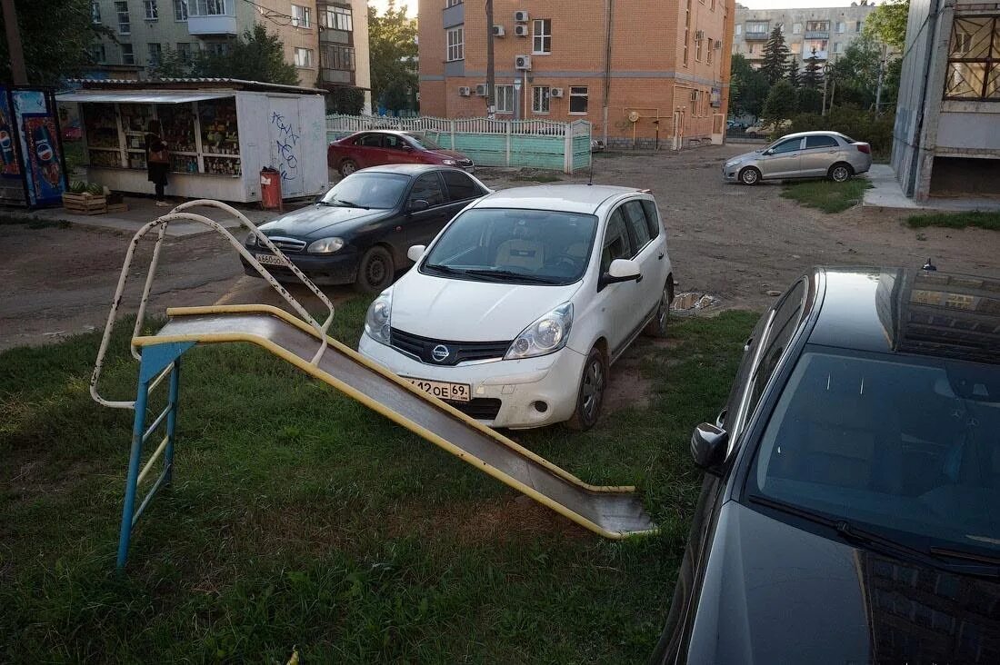 Машина во дворе. Стоянка машин во дворе. Автомобиль припаркованный на детской площадке. Неправильная парковка во дворе. Можно мыть машину во дворе многоквартирного дома