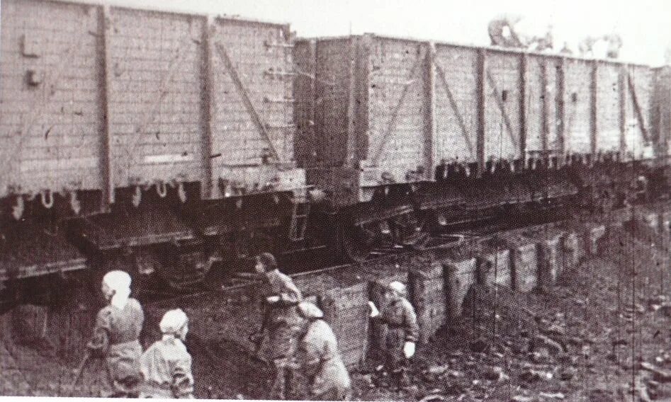 Сквозь грохот эшелонов прорастало пение. Эшелон угля 1943 год. Печёрский угольный бассейн в годы войны 1943 год. Воркута эшелонов угля. Эшелон с Воркуты.