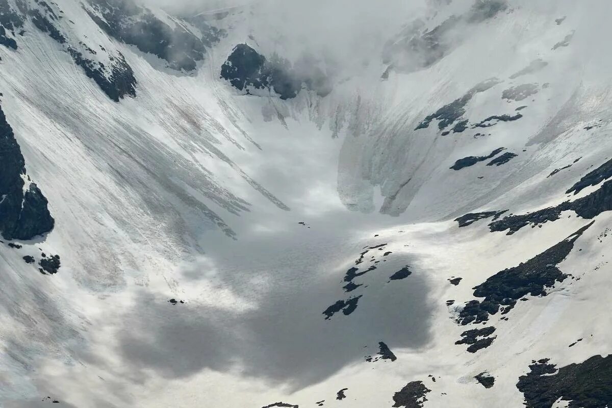 Сход лавины в хибинах. Трагедия в хибинах 2021. Снежный склон. Хибины девочка лавина. Лавина в хибинах 2021.