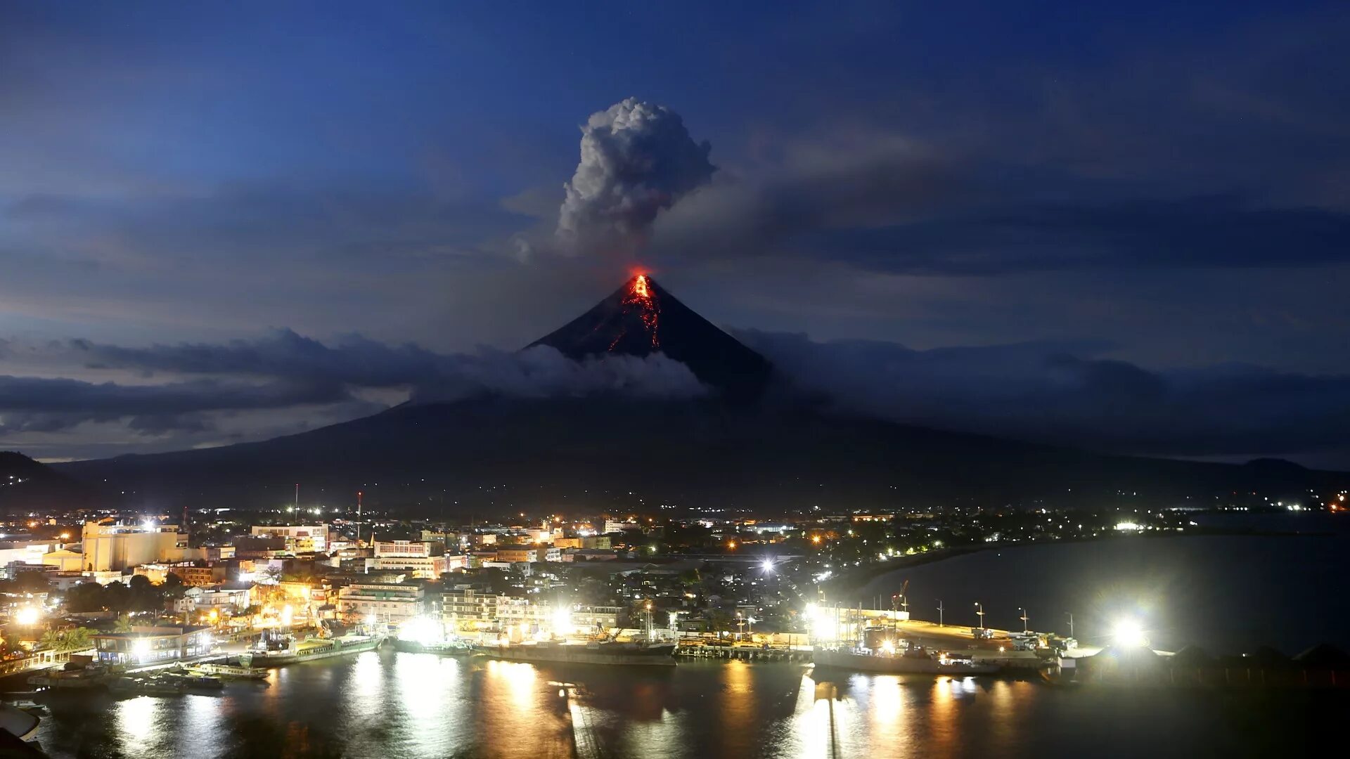Извержение вулкана в городе. Вулкан лава. Дом около вулкана. Извержение вулкана люди. Вулкан хаакон мосби.