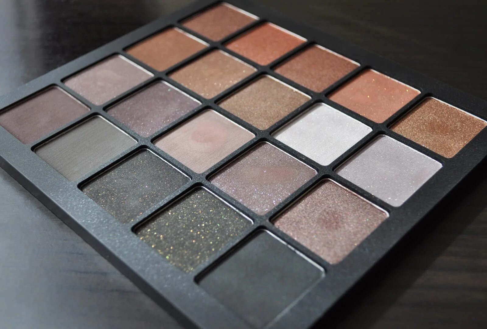 Inglot 121 тени. Inglot палетка теней. Палетка от инглот. Палетка теней инглот. Inglot палетка теней.