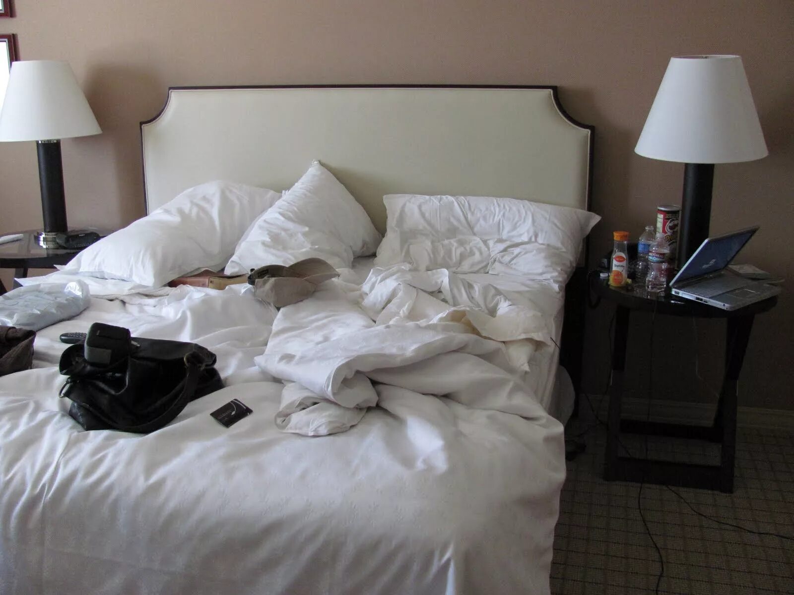 Незаправленная кровать. Незаправленная кровать в отеле. Смятая постель в гостинице. Заправленная постель в отеле.